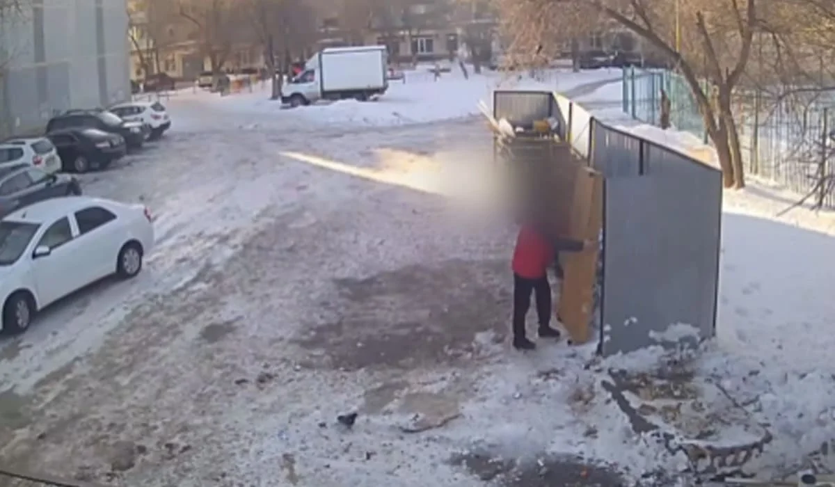 Актюбинцы вынесли из квартир ковры, одеяла, мебель и поплатились за это (ВИДЕО)