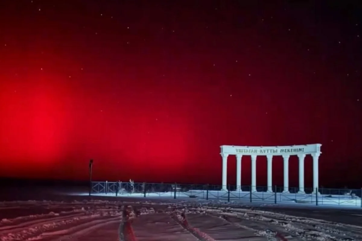 Красное полярное сияние наблюдали в небе жители Мангистау