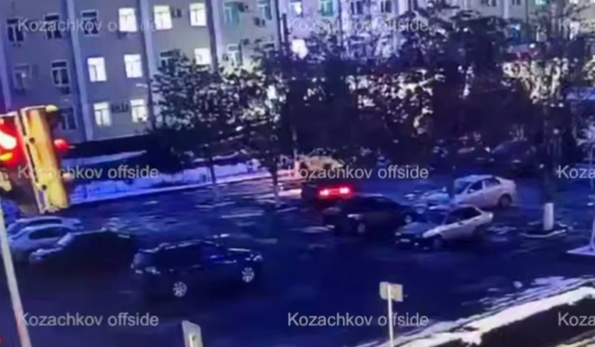 ДТП в Шымкенте закончилось убийством: видео с доставкой тела к больнице появилось в сети
