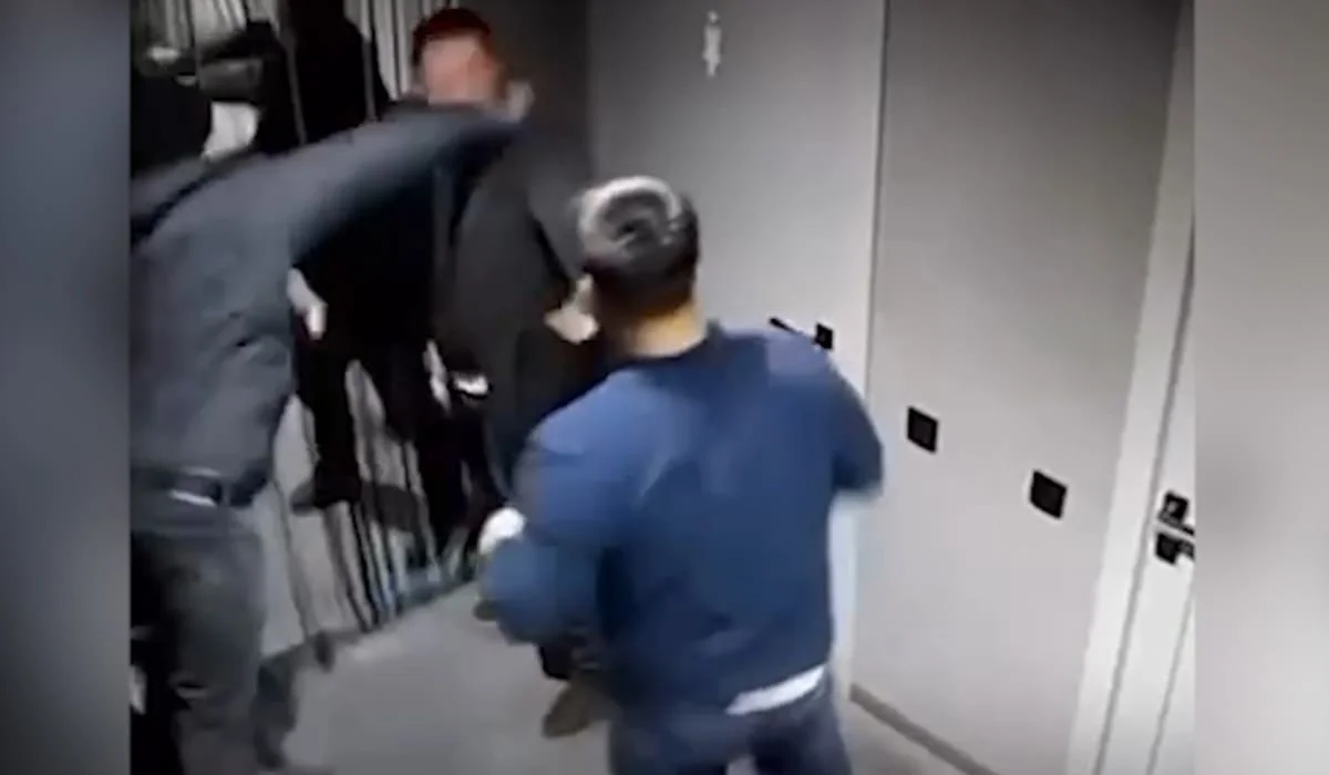Избиение мужчины в туалете бара и на улице попало на видео в Атырау