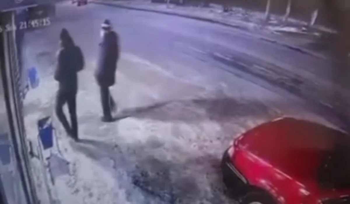 Автомобиль без водителя съехал в овраг в Жезказгане (ВИДЕО)