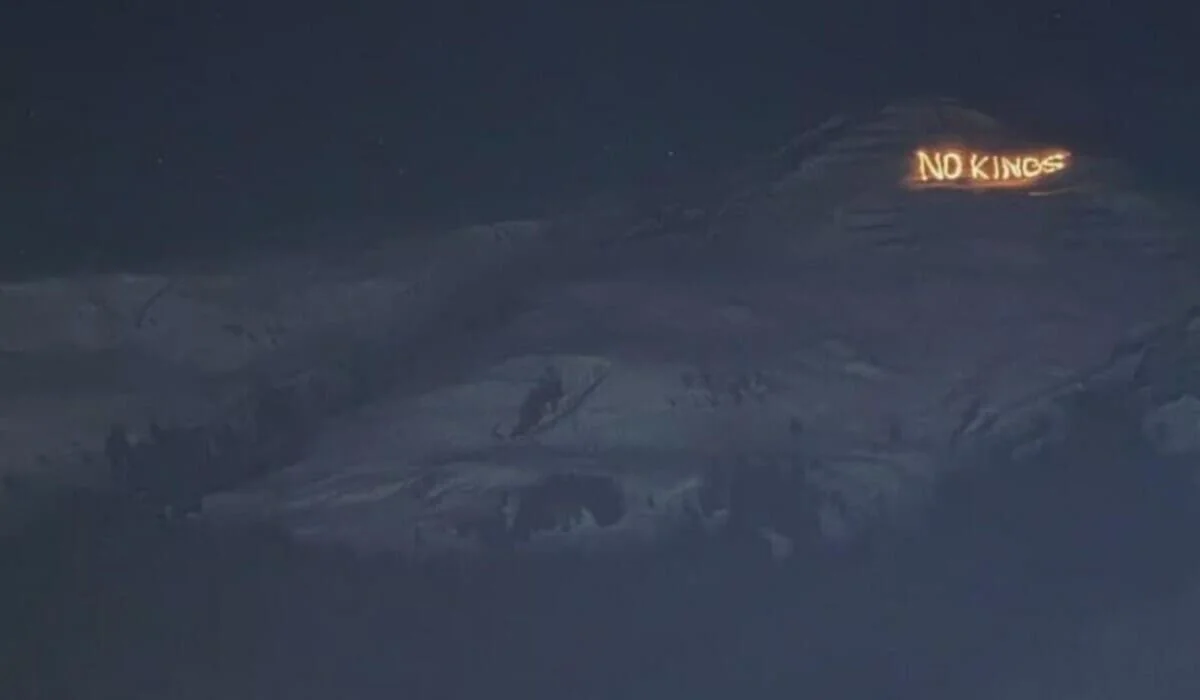 «No Kings»: на горе в Давосе зажгли факелы против Трампа