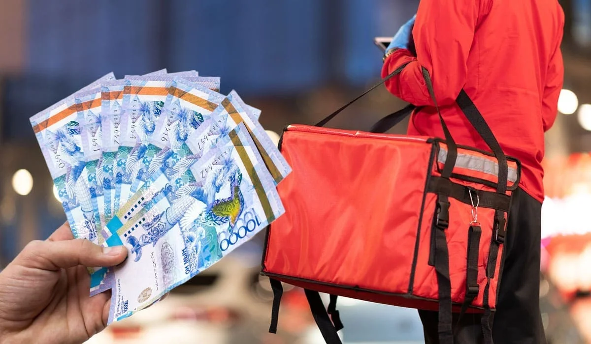 Вместо карт – наличные через курьеров: как действует новая схема мошенников в Казахстане