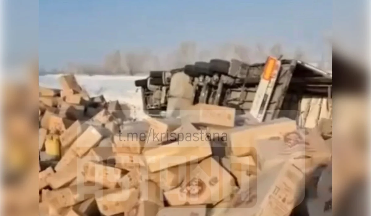 Грузовик с подсолнечным маслом опрокинулся на трассе в ВКО (ВИДЕО)