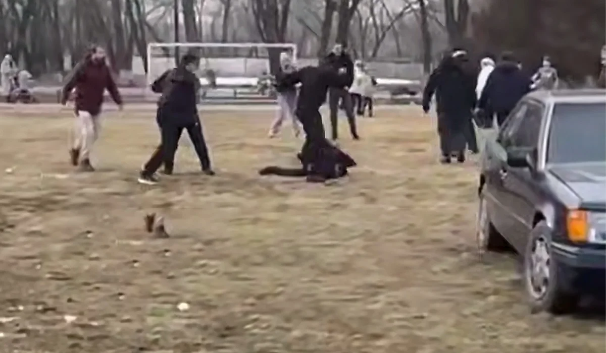Массовую драку парней сняли на видео в Алматы