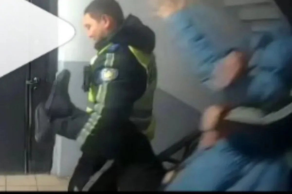 Пенсионерку вынесли из подъезда полицейские в Атырау: облздрав прокомментировал видео