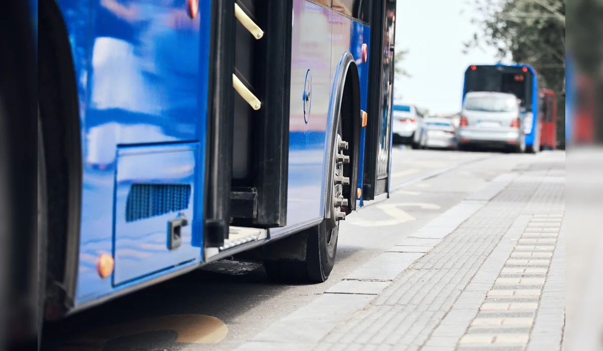 Пассажир выпал из автобуса во время движения в Караганде (ВИДЕО)