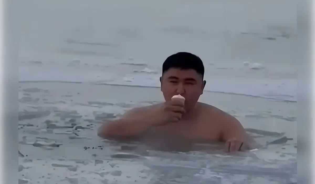 Казахстанец рассказал, зачем ел мороженое в Иртыше при -40 °C