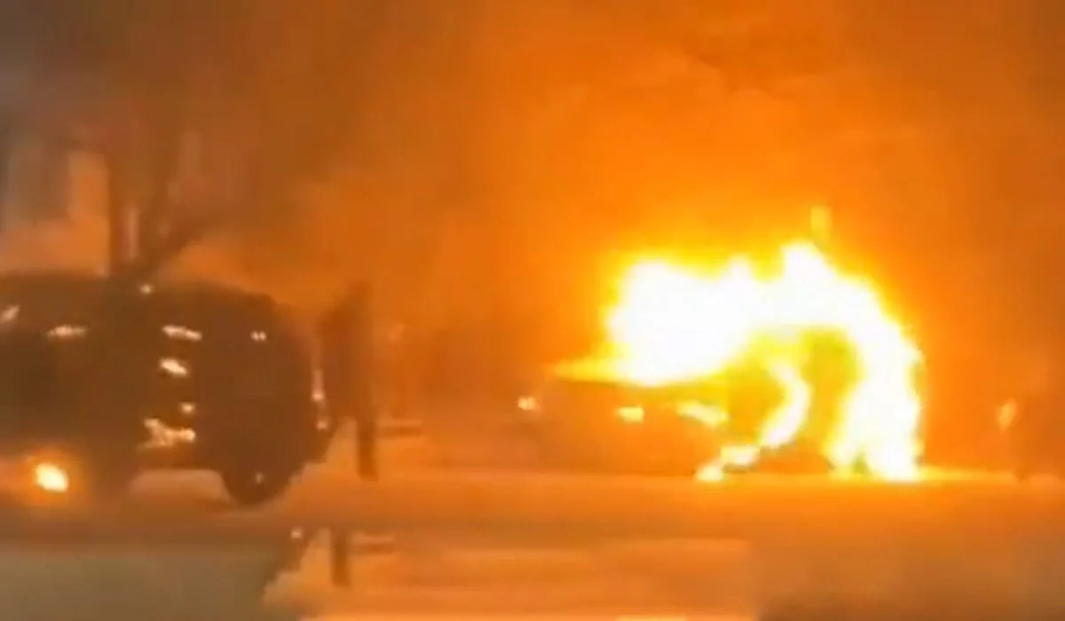 Мужчина поджег автомобили двух полицейских в Семее (ВИДЕО)