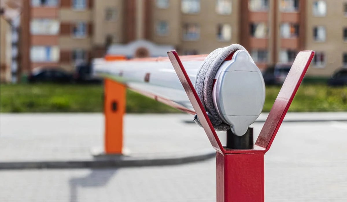 Перекрыли дорогу во дворе: суд признал действия ОСИ незаконными в Астане