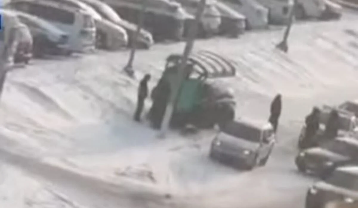 Автомобиль врезался в остановку и сбил женщину в Караганде (ВИДЕО)