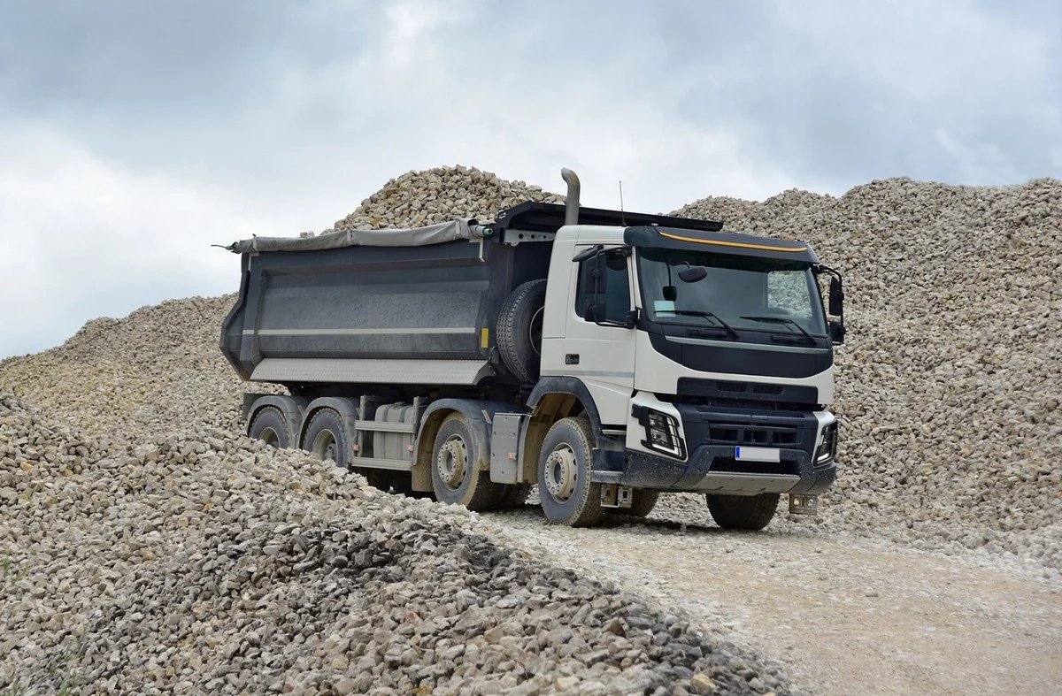 Экскаватор конфисковали за незаконную добычу гравия в Алматинской области
