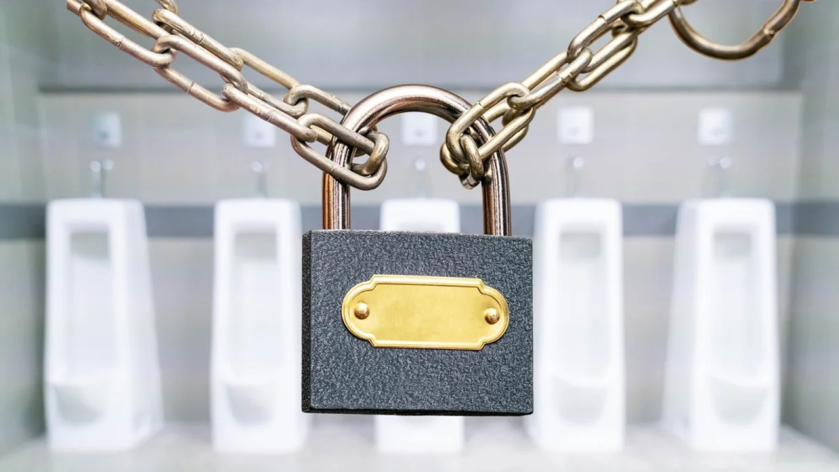 Формальная отчетность: установленные акиматами туалеты оказались закрыты