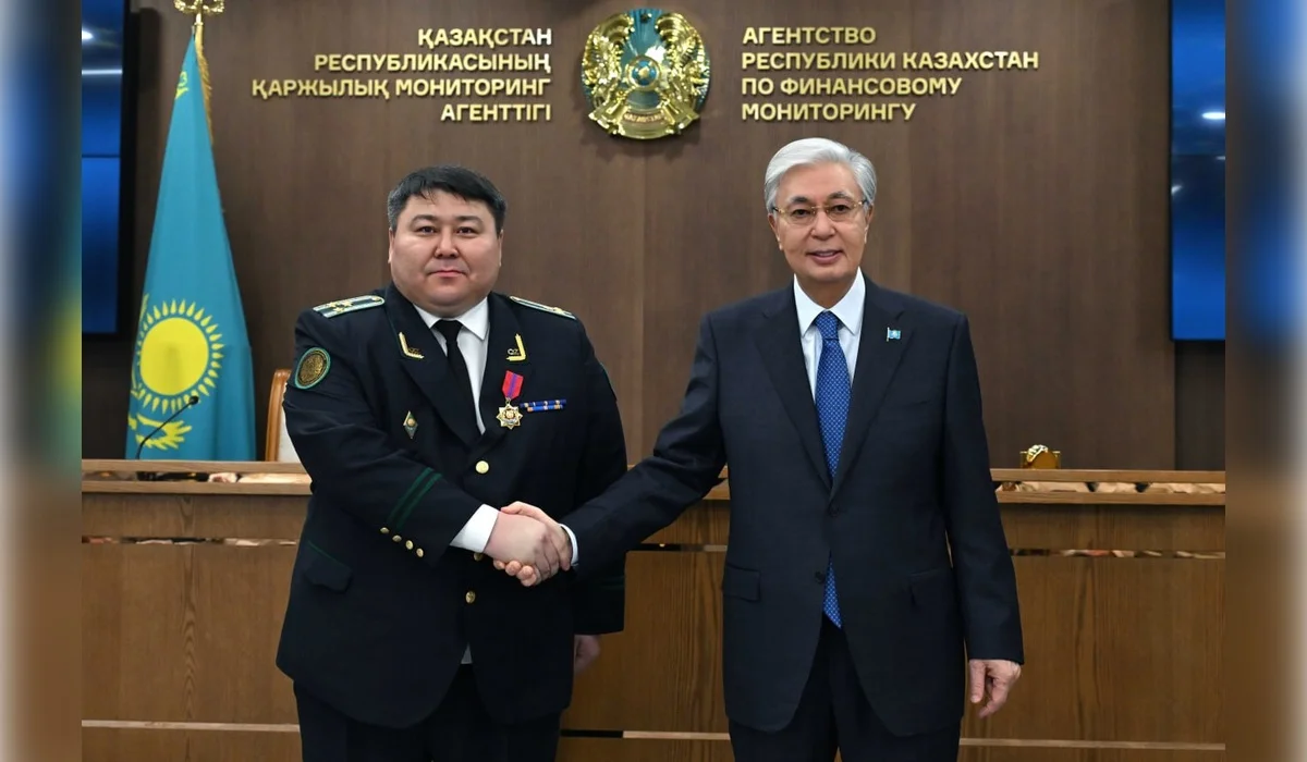 Президент наградил сотрудников АФМ: кто получил ордена и медали