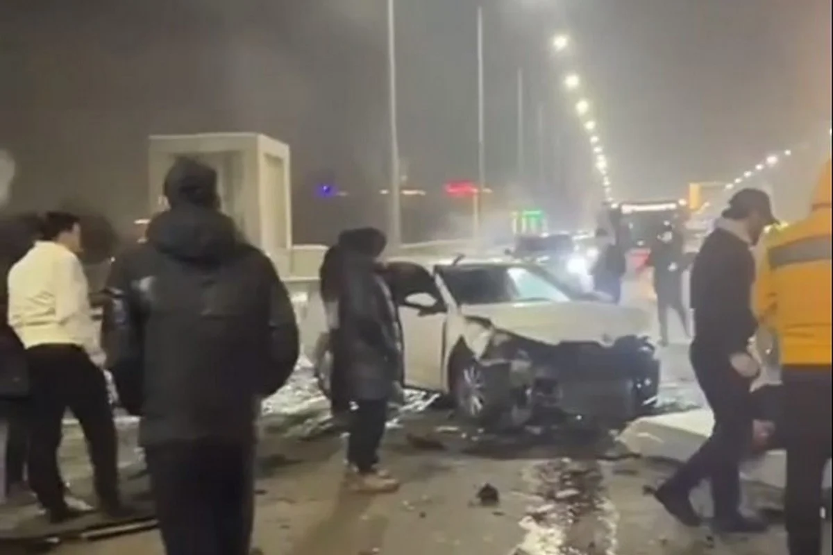 Два человека погибли при столкновении нескольких авто на мосту в Астане (ВИДЕО)