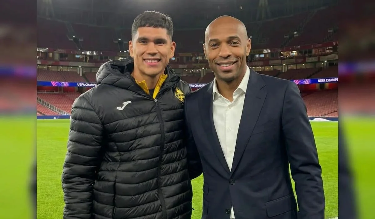 Анарбеков опубликовал фото с кумиром детства и легендой «Арсенала»