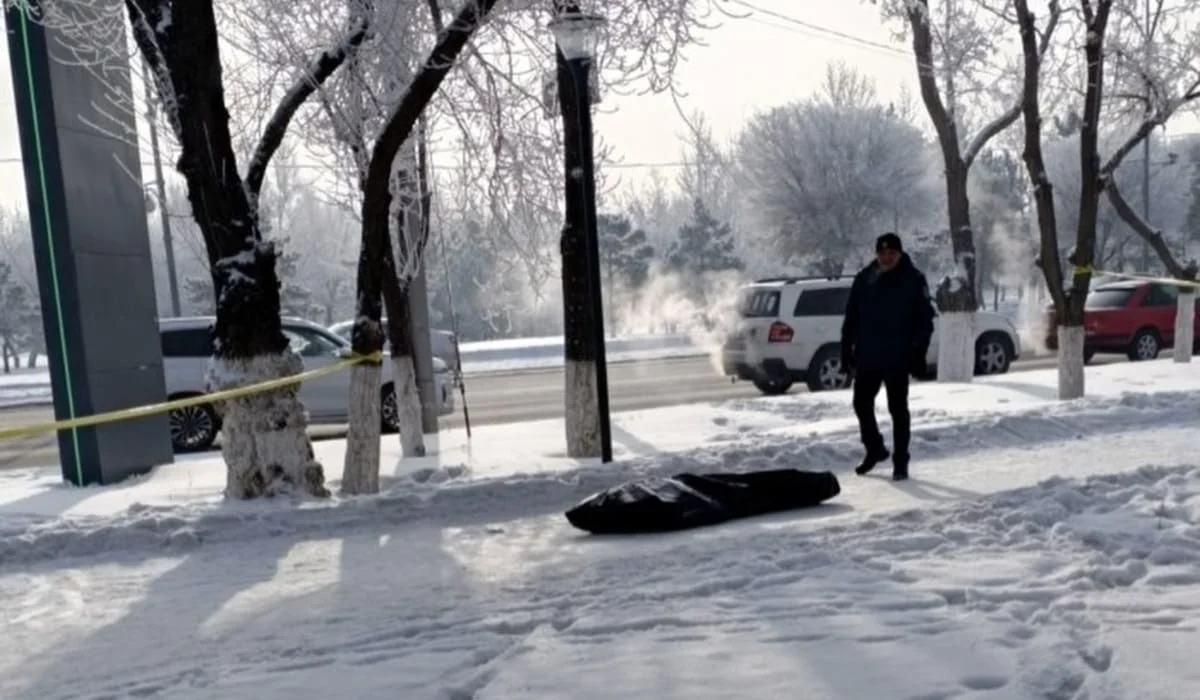 Мужчина скончался на улице в центре Караганды