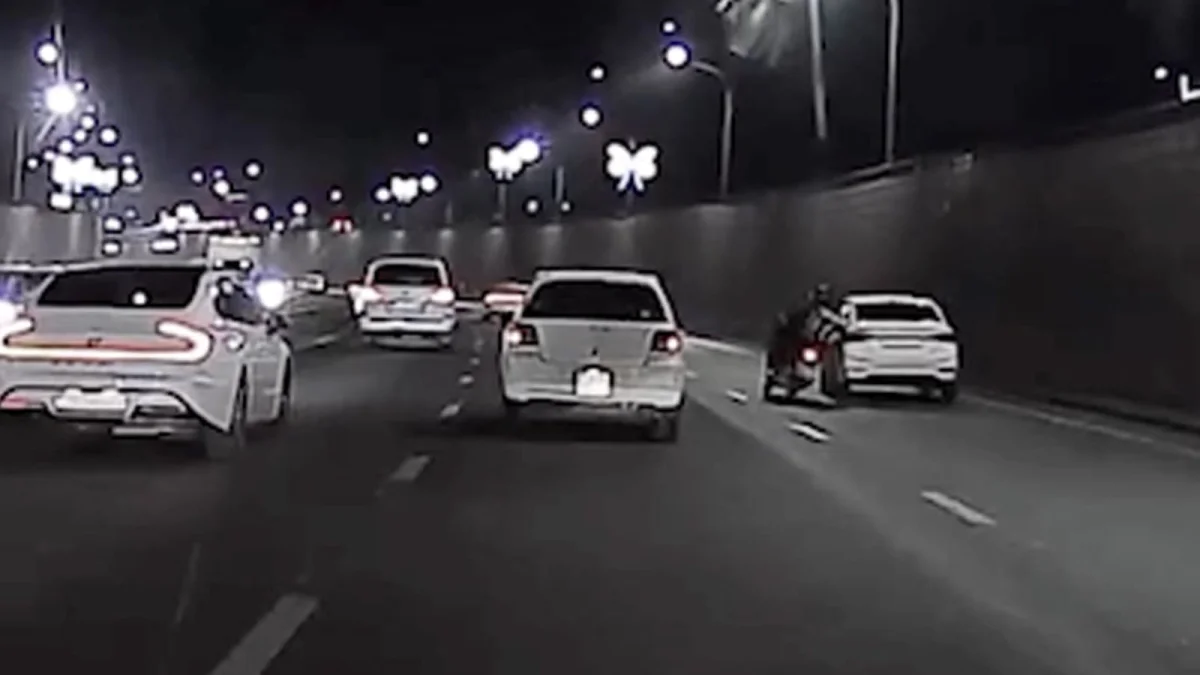 В Алматы водитель сбил мопедиста и скрылся с места ДТП (ВИДЕО)