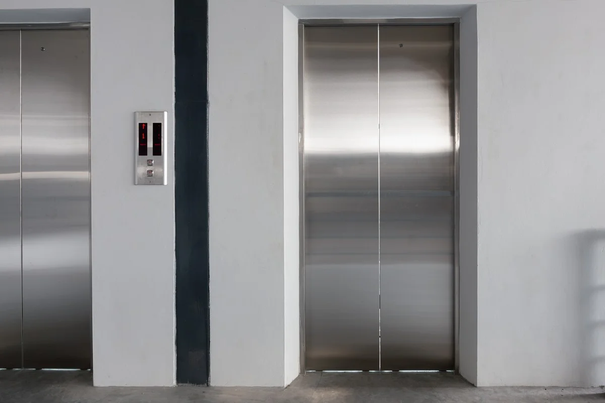 Лифт сорвался в 16-этажном ЖК Шымкента: серьезно пострадала женщина