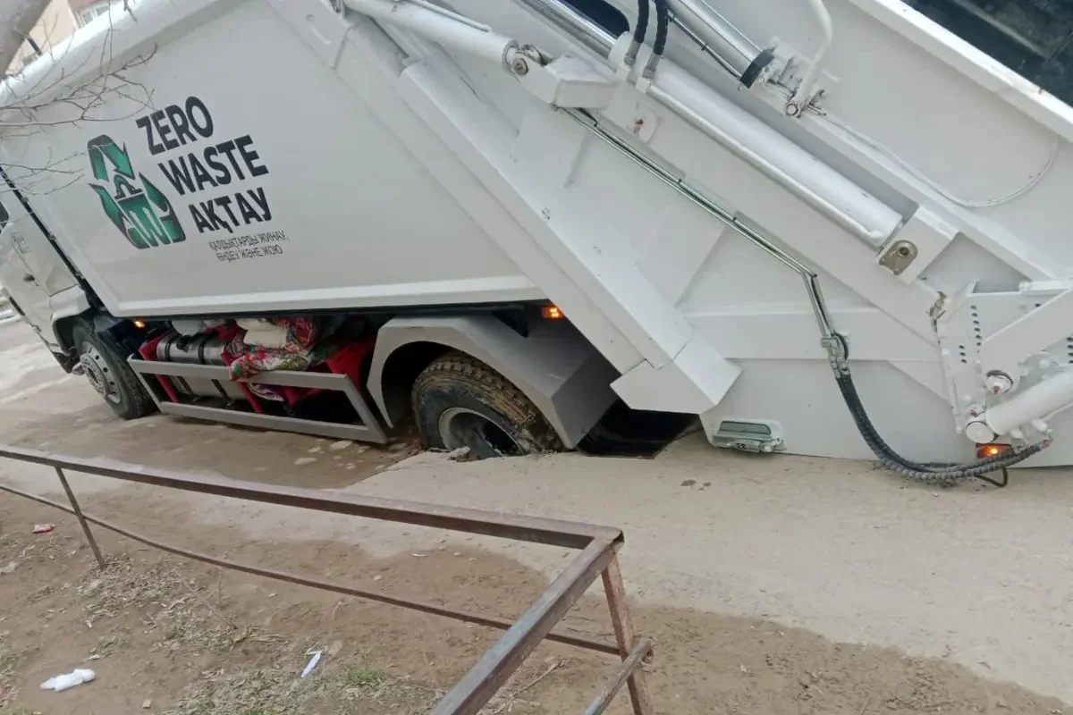 Новый мусоровоз провалился в яму на асфальте в Актау