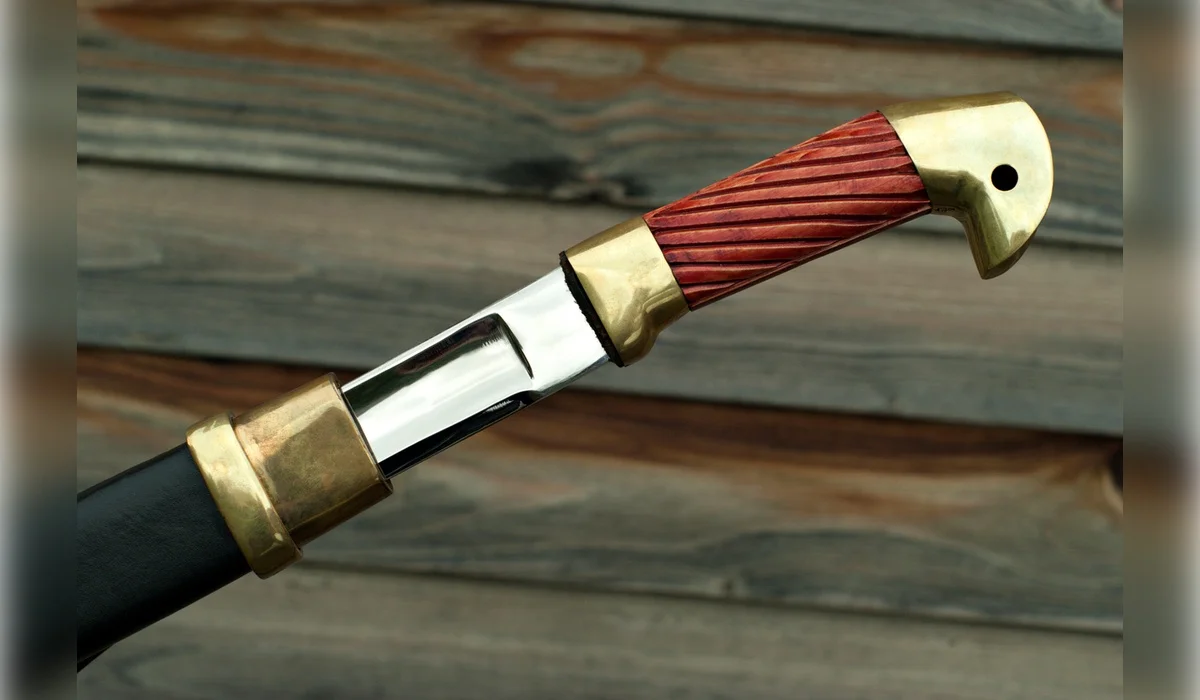 Казахстанка смертельно ранила мужчину шашкой в спальне