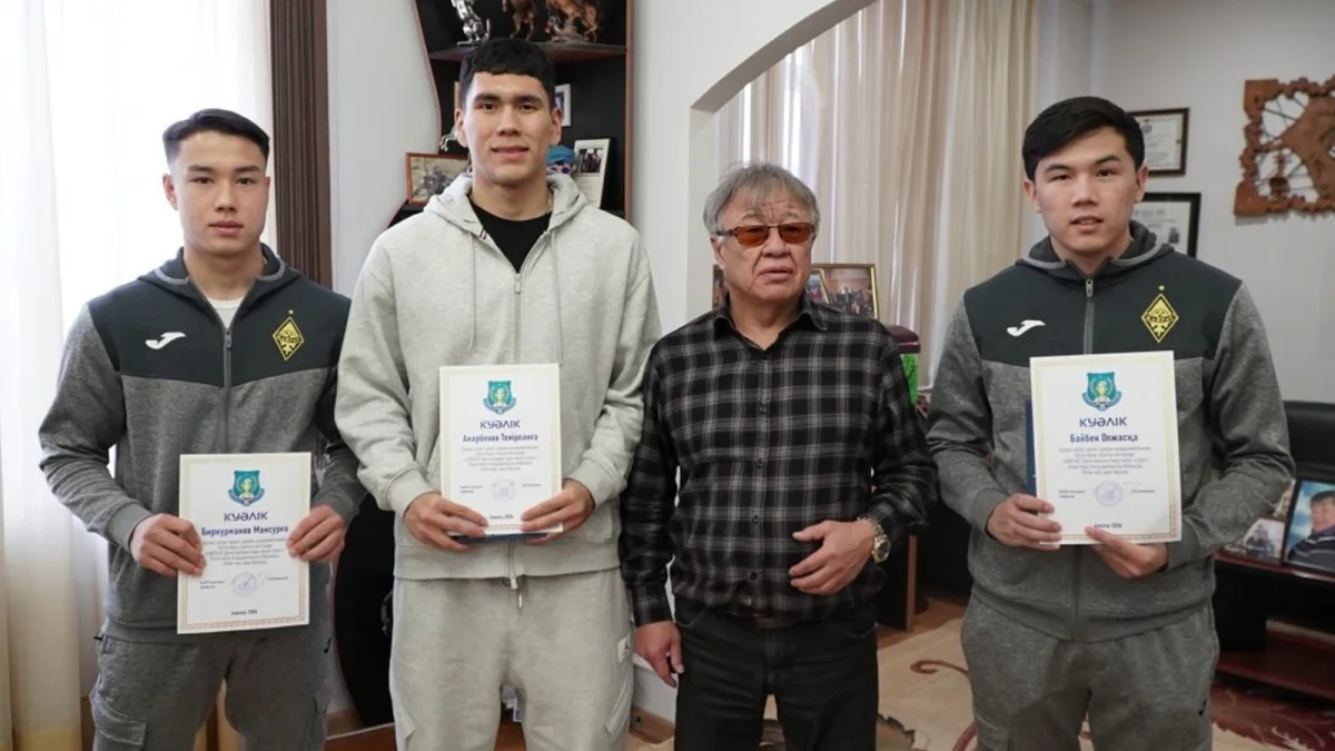 Темирлану Анарбекову вручили ректорский грант Академии спорта и туризма