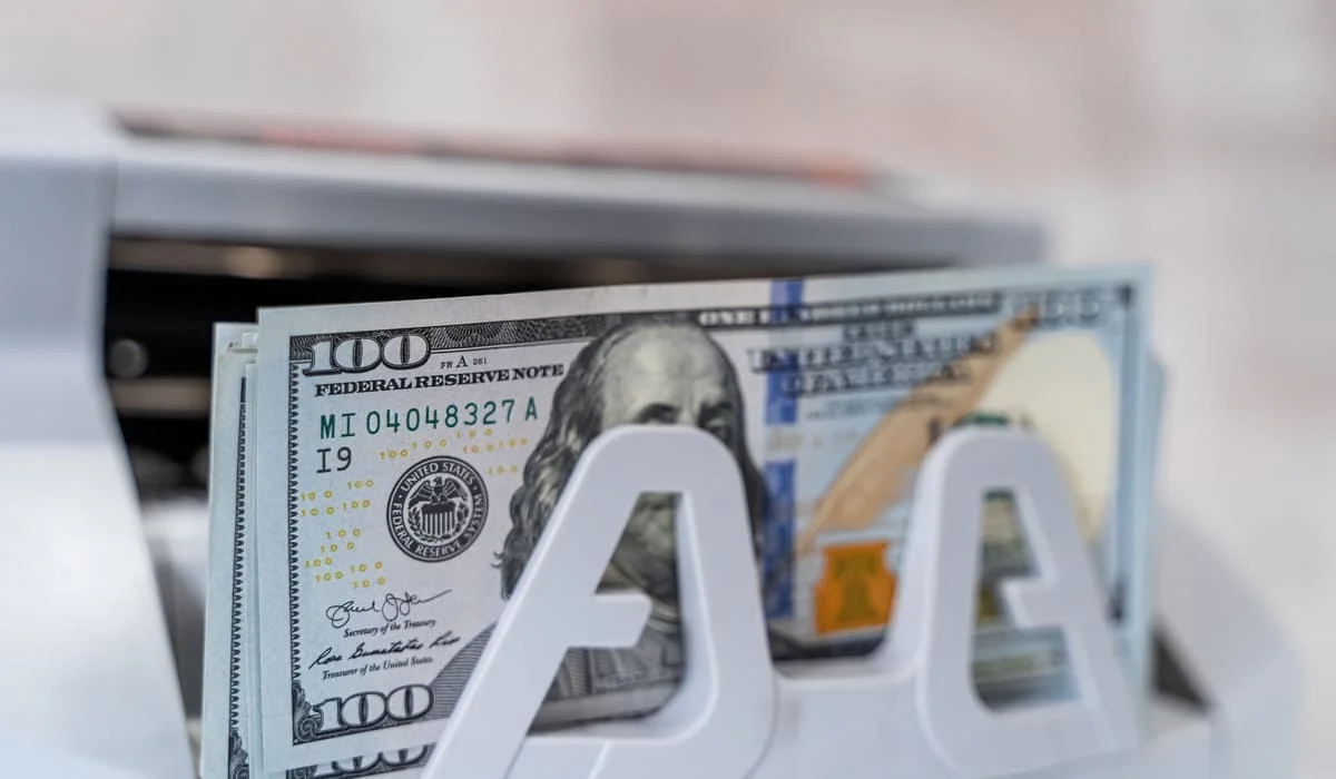 После падения снова растет: динамика курса доллара на KASE