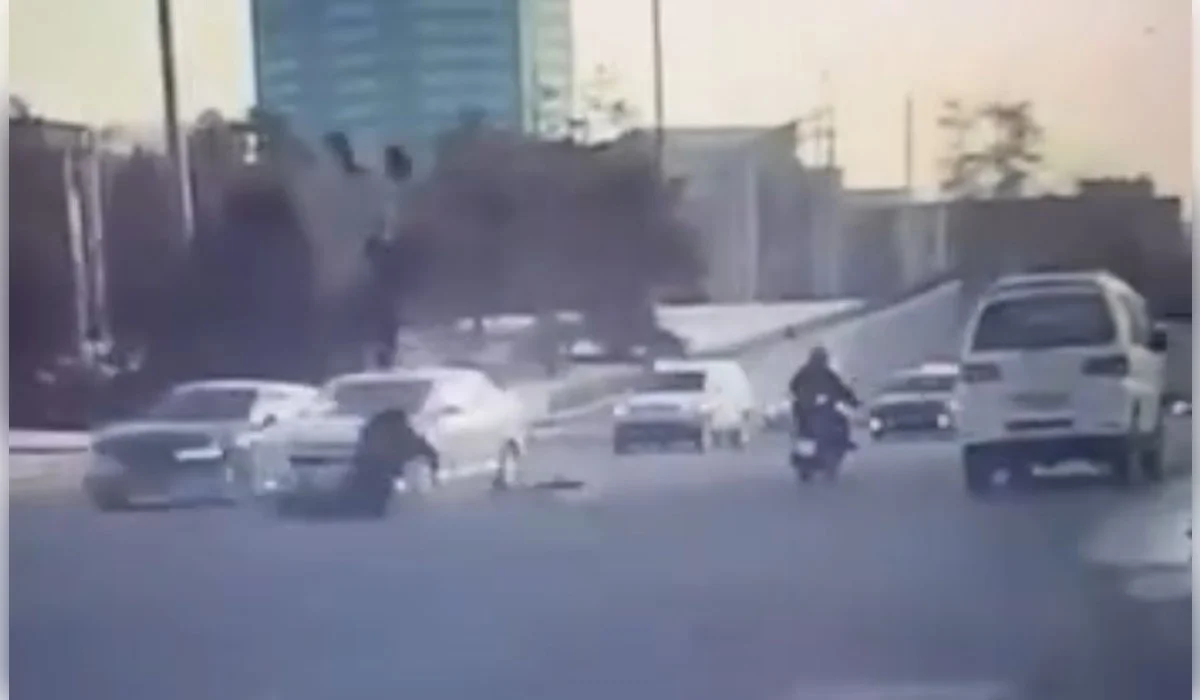 Мопедист выехал на встречную полосу и врезался в авто в Алматы (ВИДЕО)