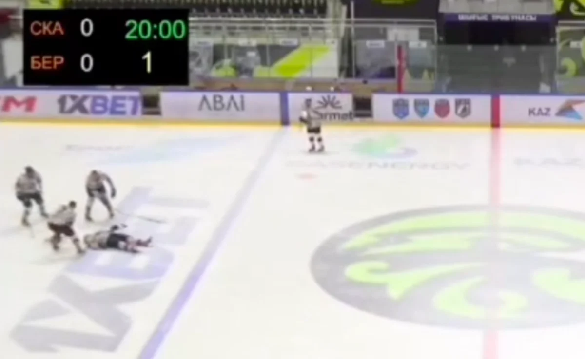 Трагедия на льду: хоккеист умер прямо во время игры в Караганде (ВИДЕО)