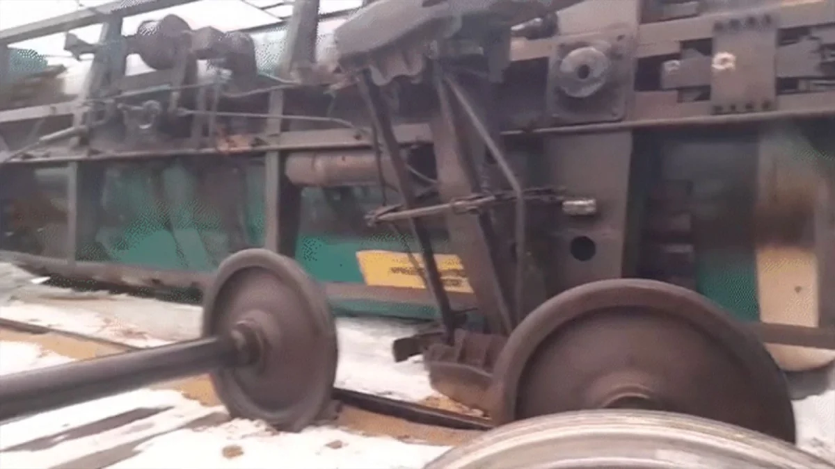 «Легли на бок»: цистерны с дизтопливом сошли с рельсов в Кызылорде (ВИДЕО)