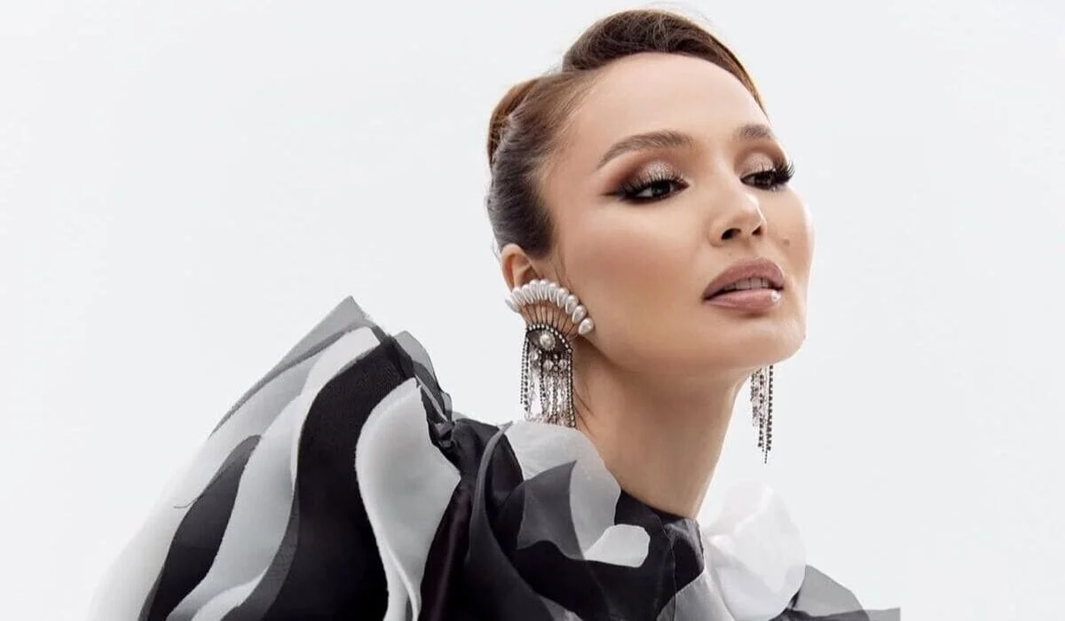 Жулдыз Абдукаримова показала школьное фото и предложила подписчикам найти ее