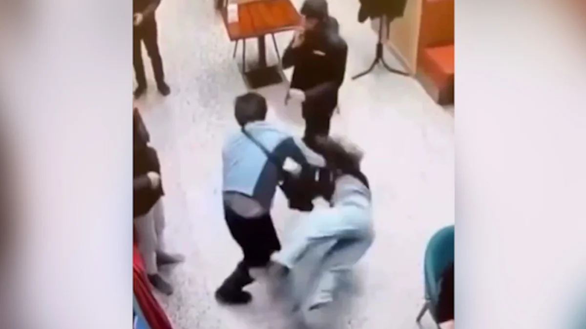 Таскал за волосы по полу: управляющий кафе и посетительница подрались из-за пролитого чая в Актау (ВИДЕО)