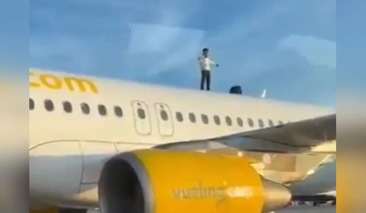 Мужчина станцевал на крыше самолета в Испании: его доставили в психиатрическое отделение (ВИДЕО)
