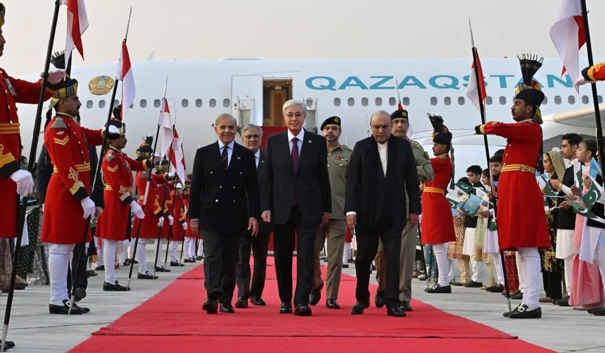 Президент Казахстана прибыл в Пакистан: 21 залп и торжественный прием (ВИДЕО)