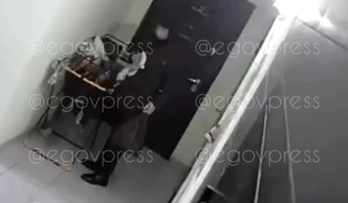 Мужчина попал на видео при краже женского белья в Актау