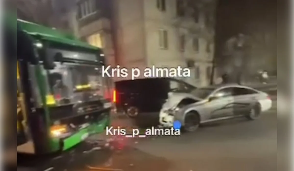Mercedes врезался в автобус в Алматы: пострадали трое (ВИДЕО)