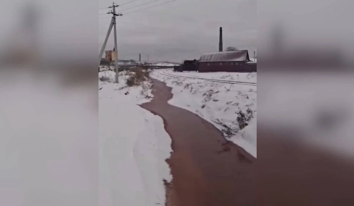 Розово-красная вода в Макинске: суд оштрафовал завод за загрязнение арыков