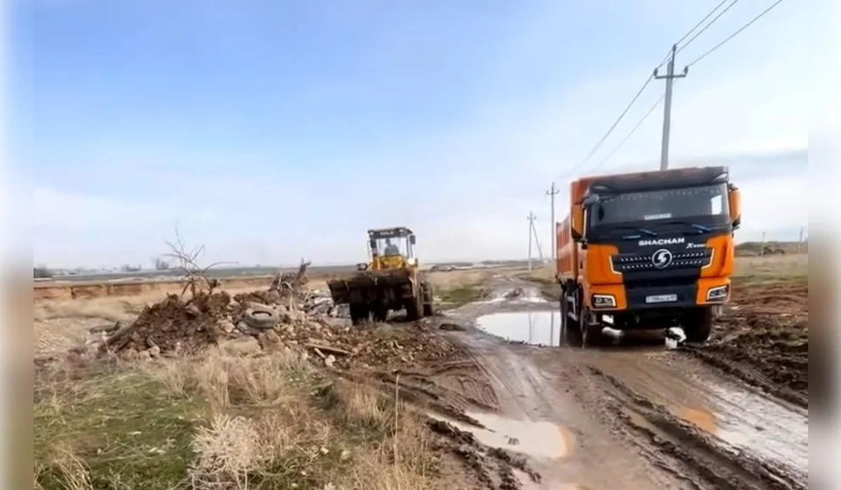 Жителя Шымкента наказали за сброс отходов на берег реки (ВИДЕО)
