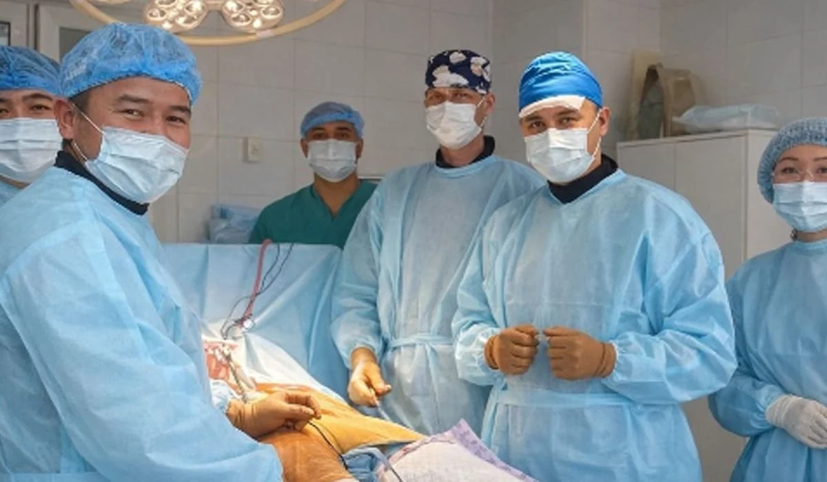 Падение с высоты и 5 часов в операционной: врачи спали женщину в Усть-Каменогорске