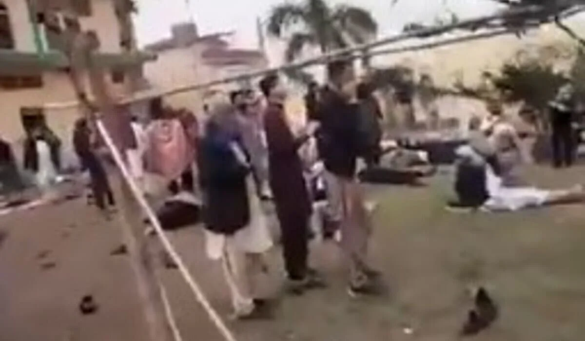 Взрыв в мечети в Пакистане: погибли больше 30 человек, десятки ранены