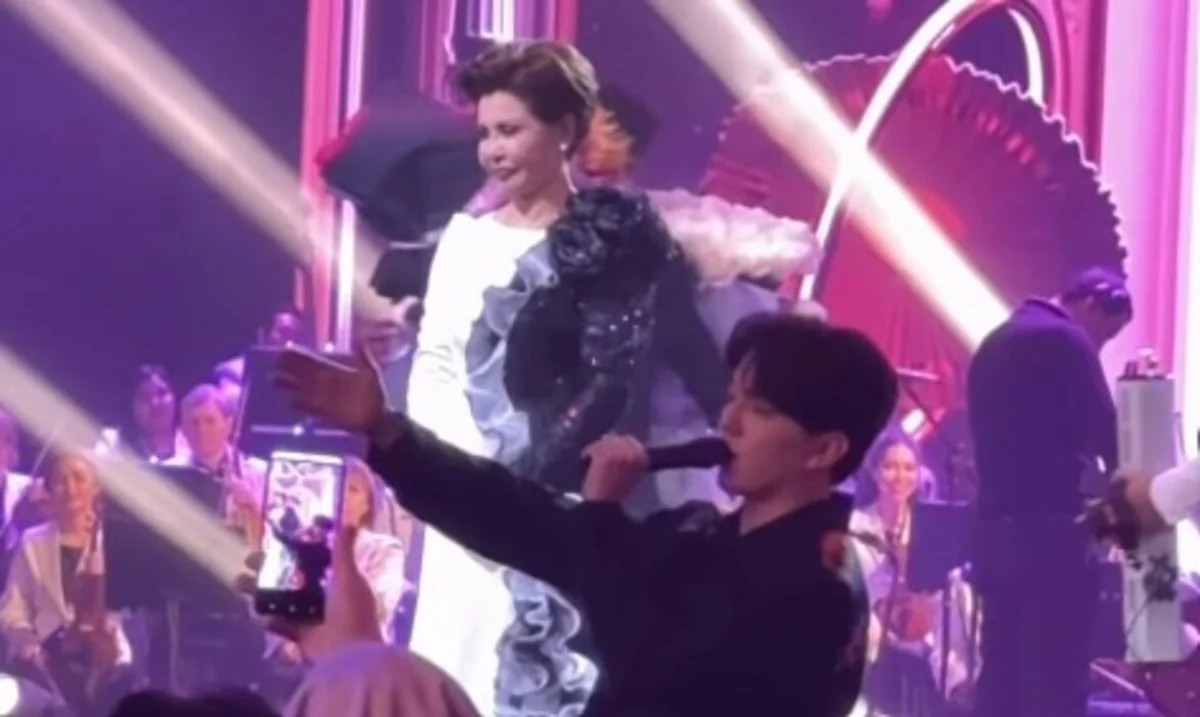 Димаш поздравил Розу Рымбаеву с 50-летием творческой карьеры на сцене в Алматы (ВИДЕО)