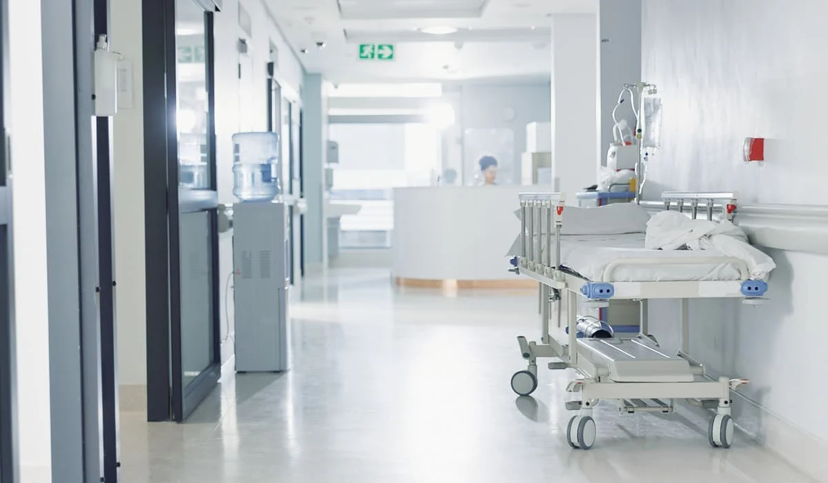 Мать выбросила детей из окна 5-го этажа в Таразе: стало известно о состоянии малышей