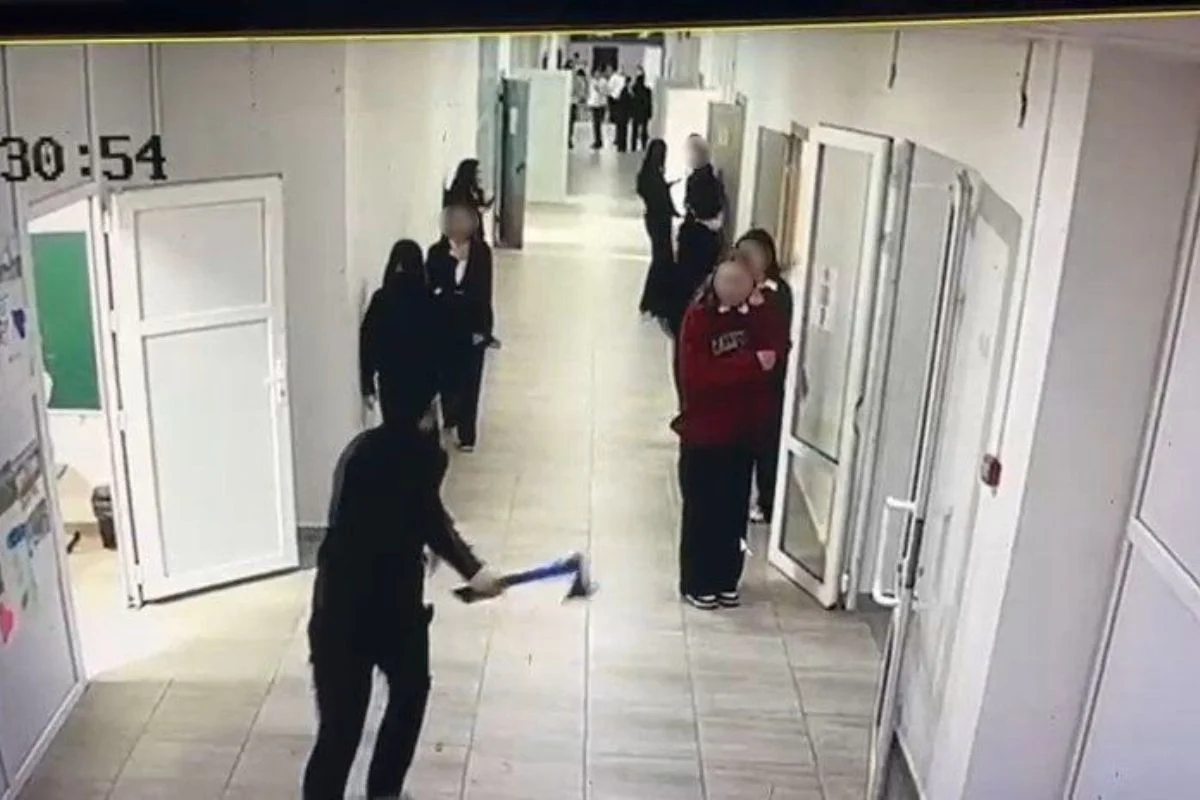 Бегавшему в школе с топором подростку в Кульсары разрешили посещать занятия