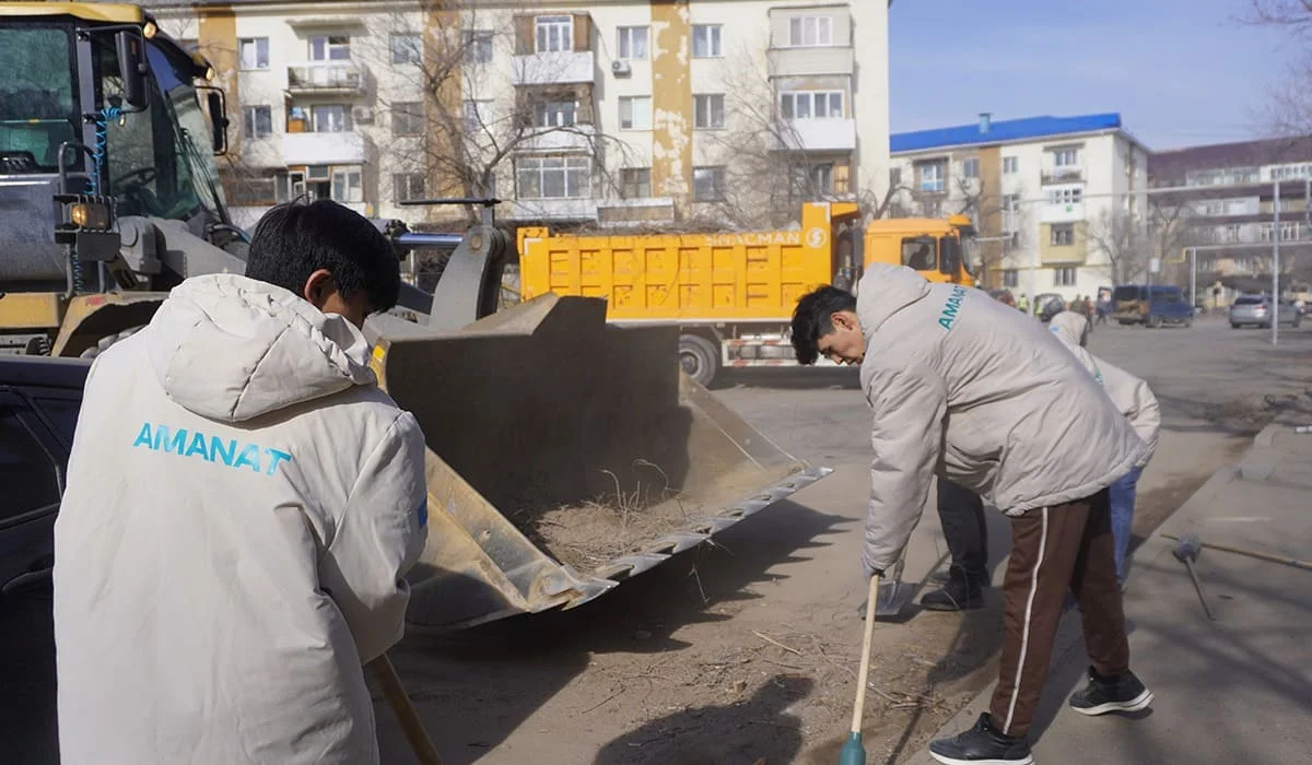 Молодежь не осталась в стороне: активисты «Жастар Рухы» участвуют в восстановительных работах в Конаеве