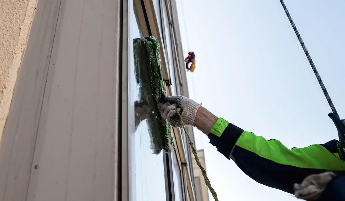 Промышленный альпинист сорвался с девятого этажа в Астане