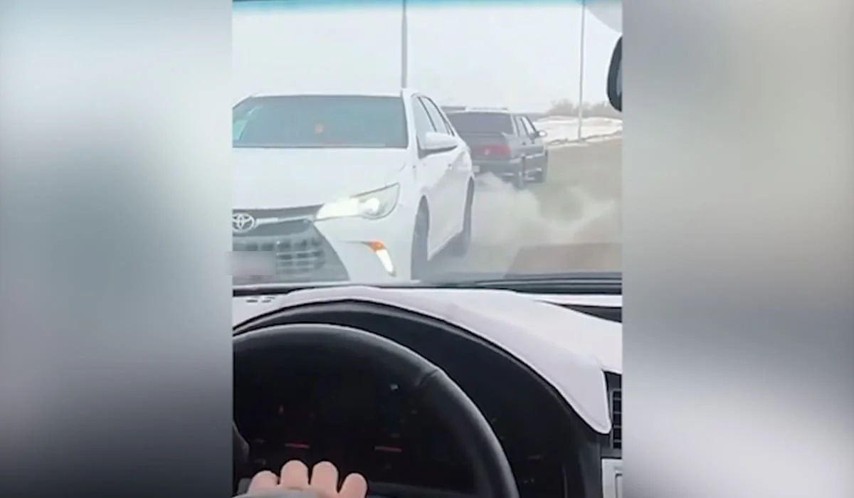 Двигались задним ходом: кортеж авто устроил беспредел на дорогах Актобе (ВИДЕО)