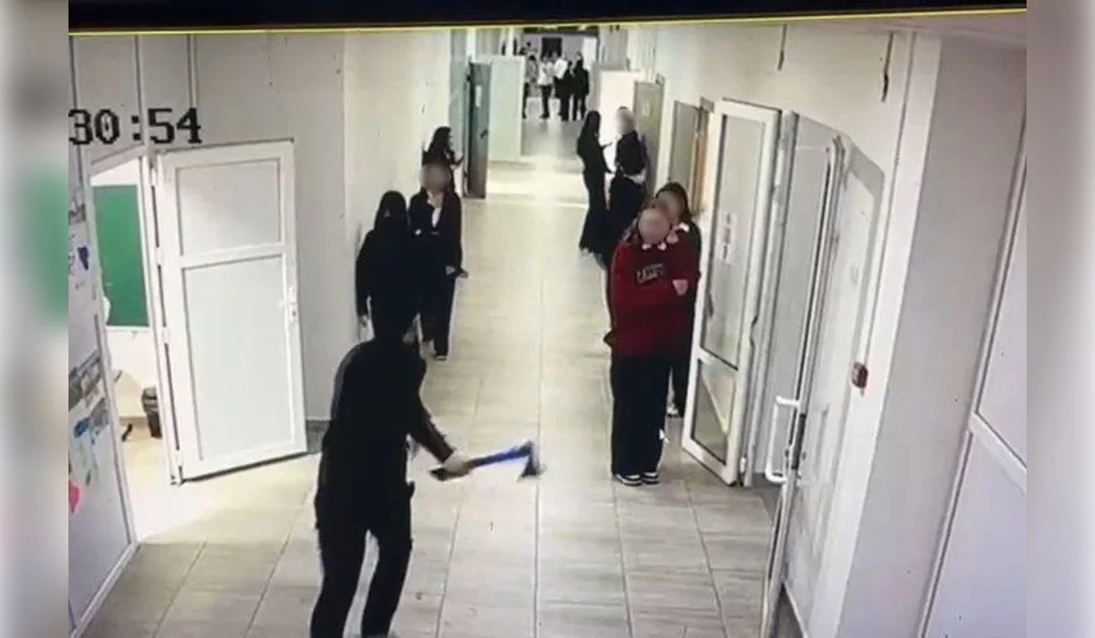 Бегал с топором в школе: мать подростка заявила, что ее сын подвергался буллингу