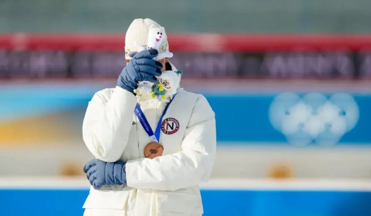 Норвежский биатлонист после медали Олимпиады в слезах признался в измене своей девушке