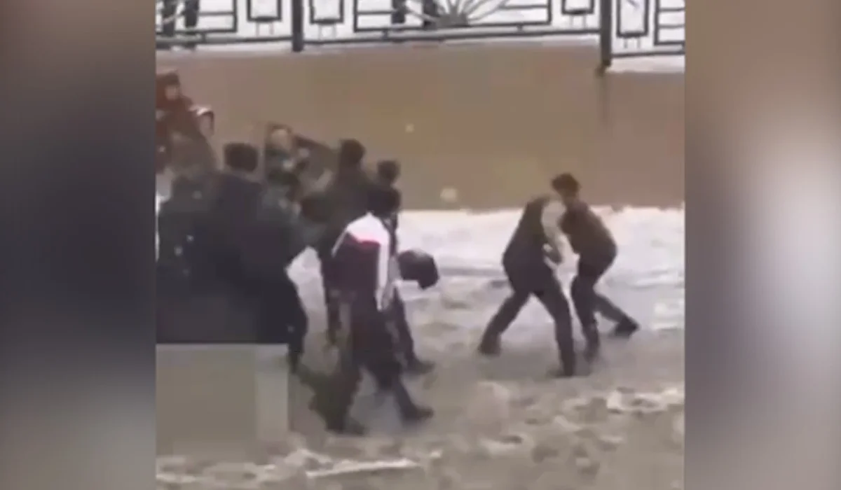 Дорожный спор в Шымкенте завершился массовой дракой (ВИДЕО)