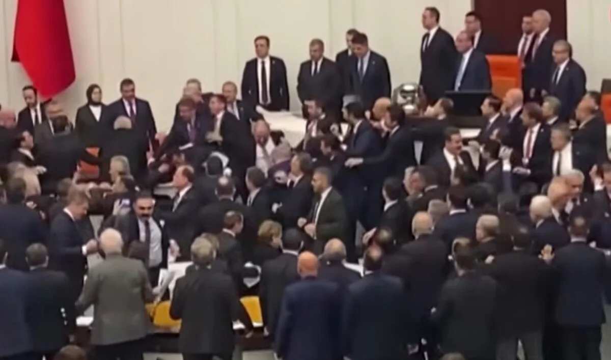 В парламенте Турции произошла массовая драка из-за назначения нового министра юстиции (ВИДЕО)